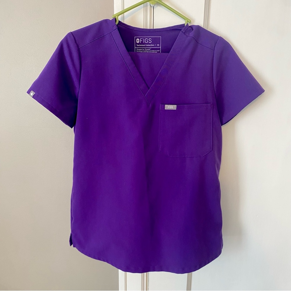 Catarina One-Pocket scrub top & Kade Cargo pant